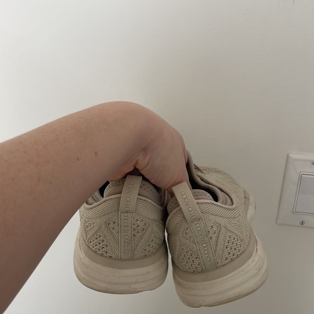 Womens APL size 8 - Picture 3 of 3